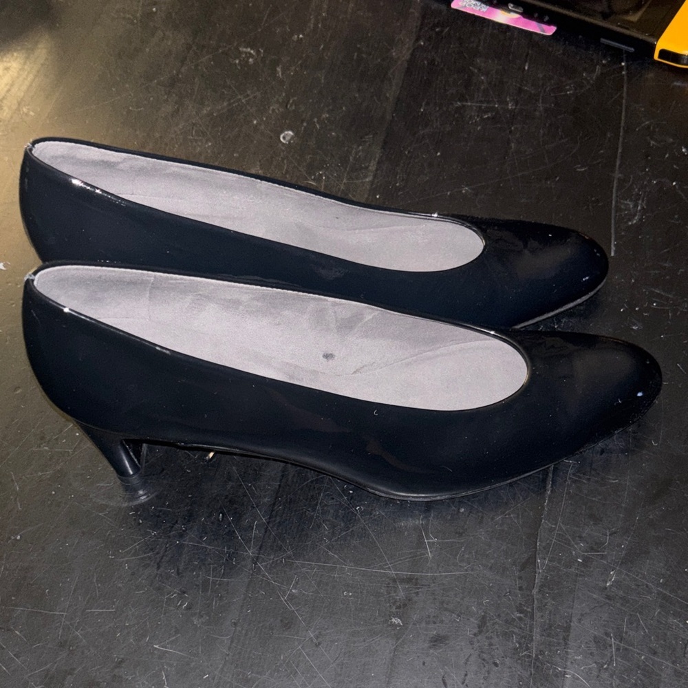 NWOB Stuart Weitzman Black Leather Heels Sizs 7.5